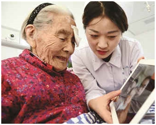 104歲的李金萍稱「要看看她的子孫，還要看看外面的精彩世界。」