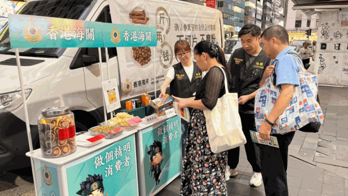 國慶黃金周︱海關人員巡查購物熱點 派傳單提醒旅客「貨比三家」