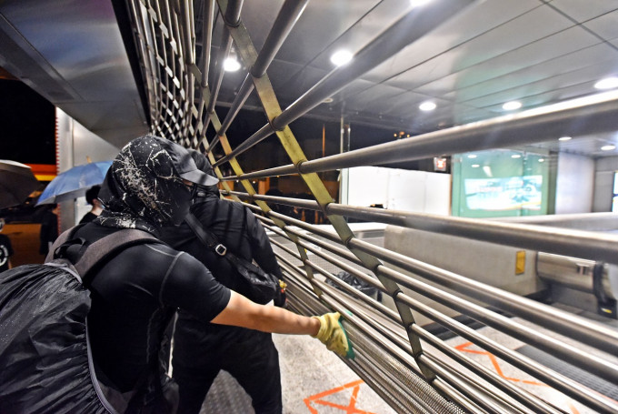 港鐵車站連日遭到破壞。資料圖片