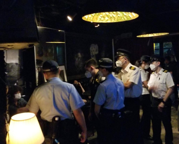 食环署早前与警方联合巡查酒吧酒馆等餐饮处所。资料图片