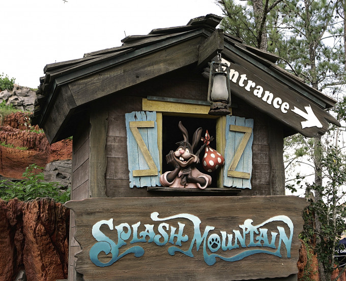 美國迪士尼遊樂設施「飛濺山」。 AP資料圖片