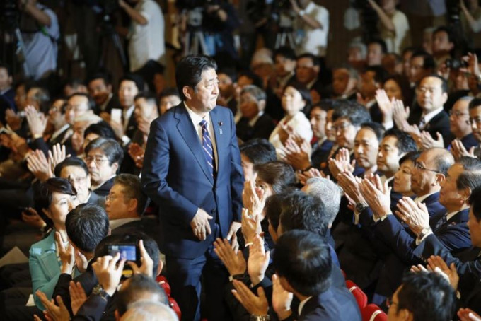 安倍晋三获得553票支持，成功连任党总裁。