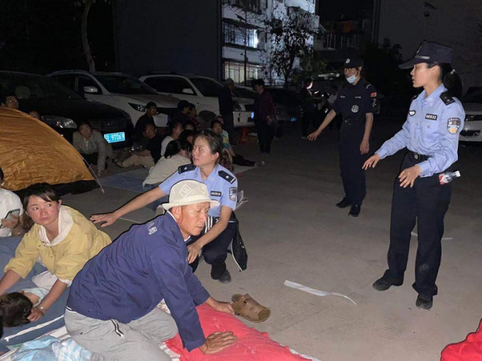 云南大理州警方在地震灾区开展救援。新华社