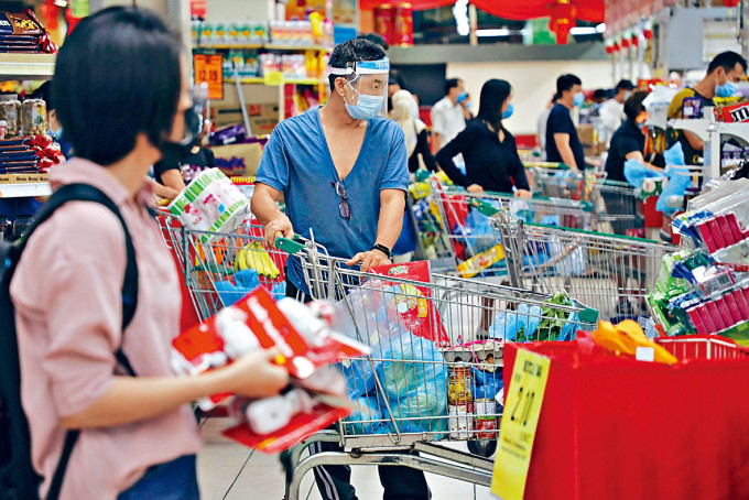 大马民众昨天在吉隆坡一间超市排队付款。　