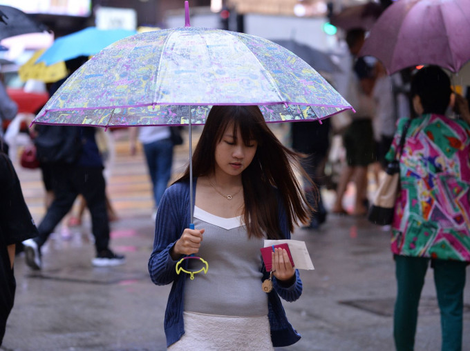 下周二多云，有骤雨及狂风雷暴。