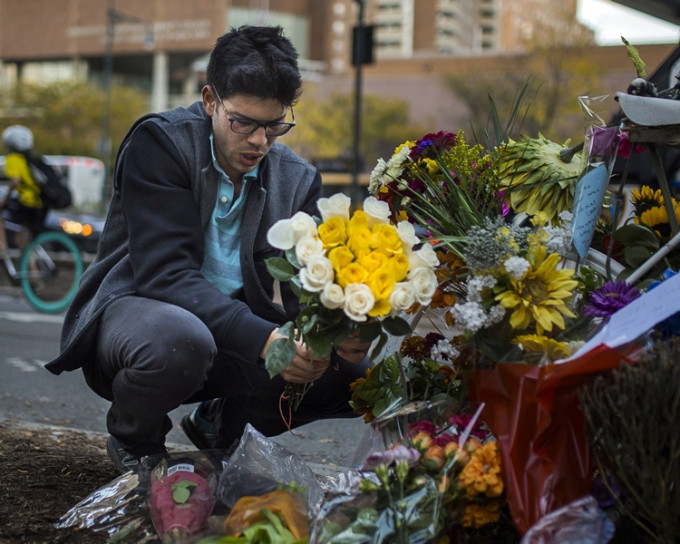有市民到恐袭现场献花。美联社