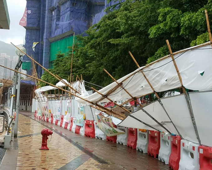荃灣西站海之戀地盤外圍棚架倒塌。