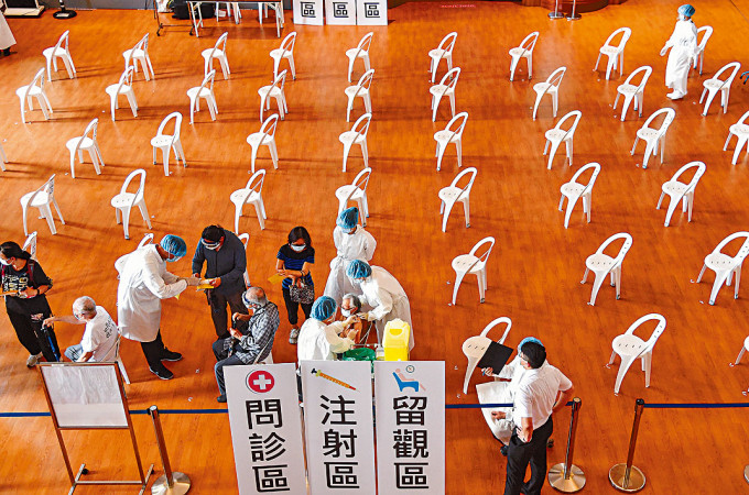 台北慈濟醫院為高齡長者施打疫苗。