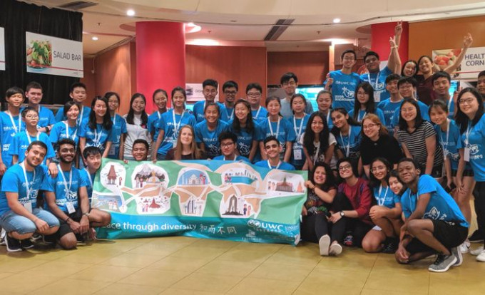 青少年課外體驗計畫可讓校外生，了解香港李寶椿聯合世界書院的學習模式。