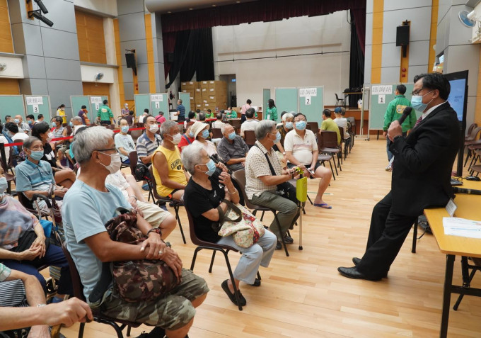 一连三日在石篱社区会堂的接种活动今日结束，有935人接种，近9成为60岁或以上长者。聂德权fb图片