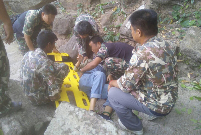 一对中国夫妇6月初在泰国游玩时，怀孕3个月的妻子坠落34米高崖，奇迹生还。　网上图片