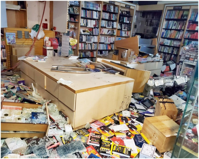 东涌商务印书馆分店遭破坏，书架上的书本被扫落一地。