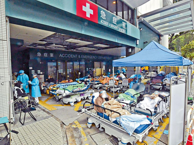 第五波疫情嚴峻，明愛醫院急症室外連日臥滿病人。