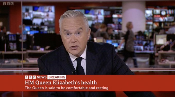 BBC主播愛德華茲主持節目時穿上黑色西裝外套、戴上黑領帶。