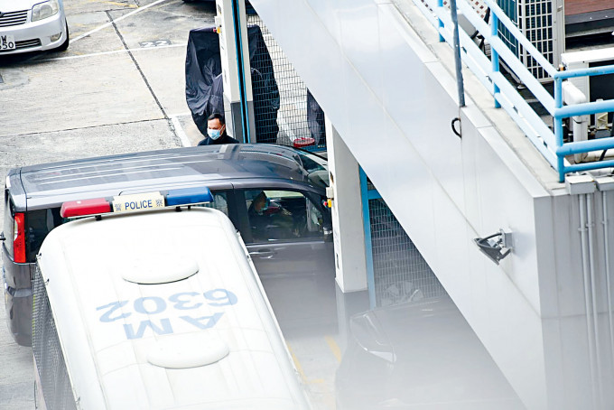 相信载有香港故事成员李宇轩的七人车，昨晨最先驶入天水围警署。