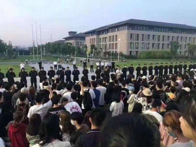 南京師範大學學生反對中北學院與江蘇經貿職業技術學院合併，非法禁錮院長，與到場警員對峙。