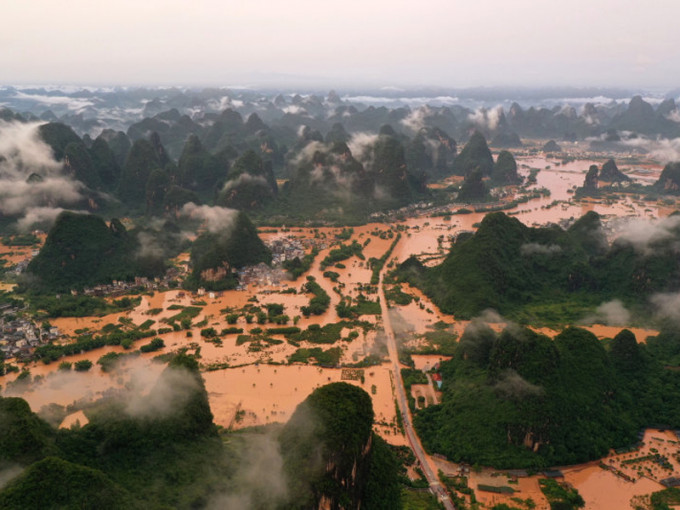 廣西陽朔部分村莊嚴重水浸。(新華社圖片)