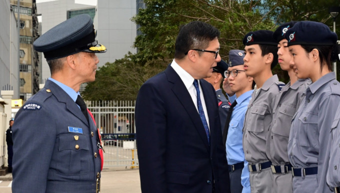 保安局局长邓炳强检阅香港航空青年团。