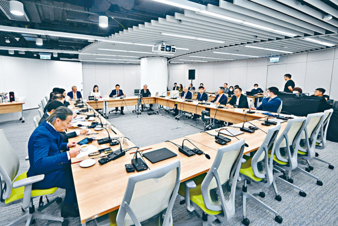 特首政策組專家組昨日在政府總部舉行首次會議，圖為經濟發展專家組。
