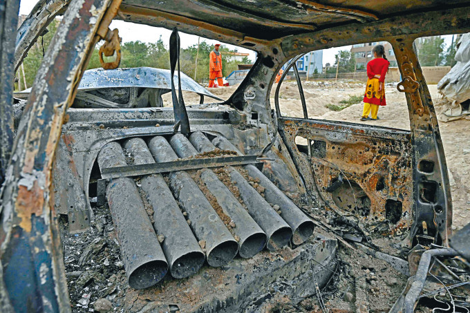 向喀布尔国际机场发射火箭的汽车，被美国的防空系统摧毁，车上可见一排火箭发射筒。