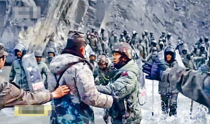 ■中國近日公布視頻，顯示印軍渡河攻擊中國軍人。