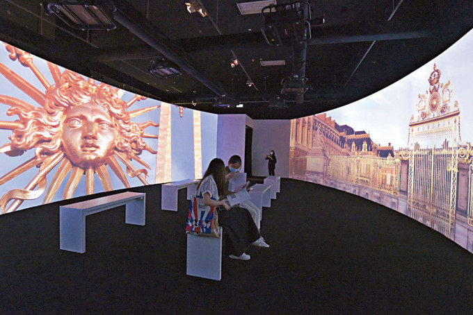 展览利用崭新科技再现历史，以有趣的展现方式让观众畅游凡尔赛宫。