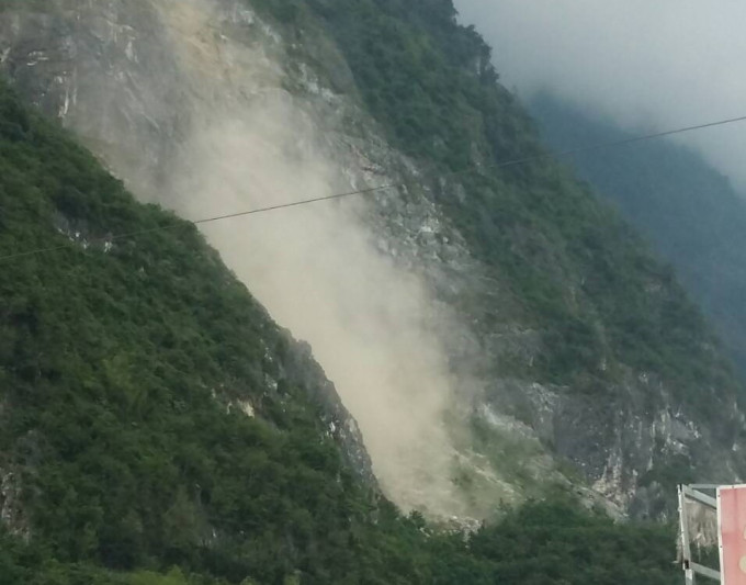 花蓮崇德山區地震時山崩影片。facebook截圖