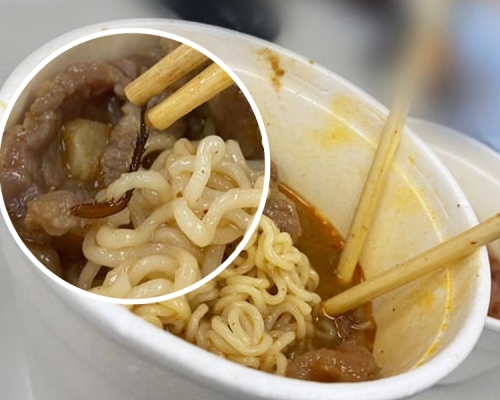 网民发现该碗沙嗲牛肉面外卖中，竟插著一只曱甴脚。「中伏饮食报料区」FB图片