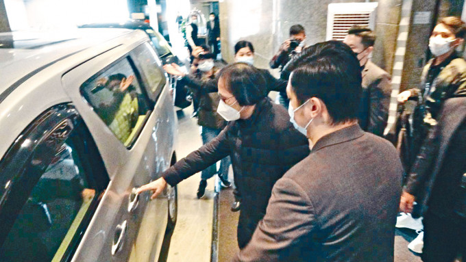 「上海仔」郭永鸿在多名壮男护送下登车离开酒店。