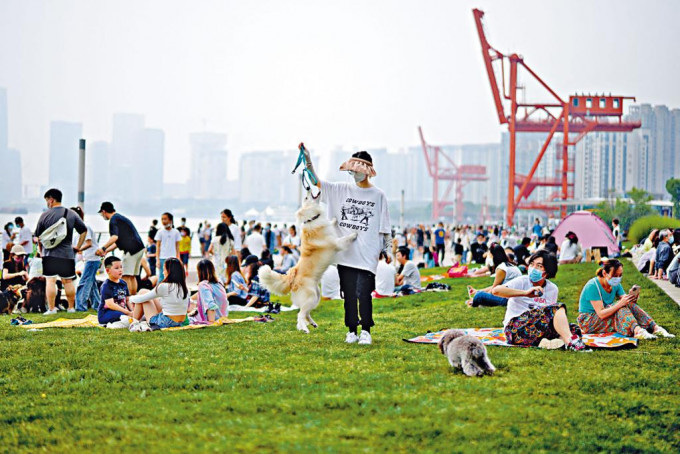 大批上海市民昨日在外灘附近的公園野餐。