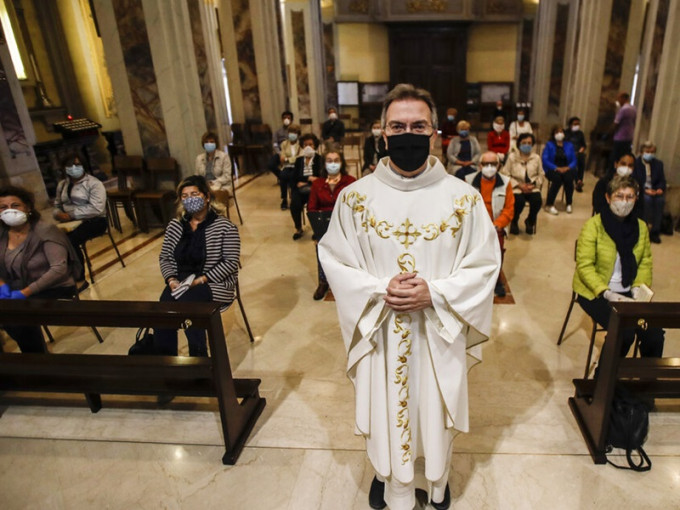 意大利天主教堂可以為恢復彌撒作準備，但信眾要戴口罩及保持社交距離。AP