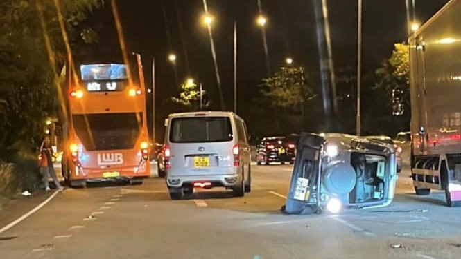 吐露港公路小货车撞九巴后翻侧 女司机自行脱困 报称被风吹至失控。马路的事讨论区FB