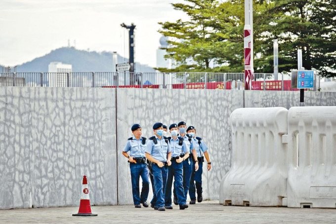 西九龍高鐵站外有大批警員巡邏。