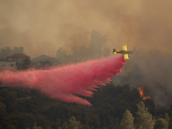 以色列消防部門不斷出動救火飛機，試圖撲熄山火。AP圖片