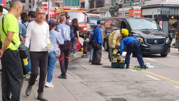 长沙湾女途人捱客货车撞 车胎压脚救出送院。网上图片