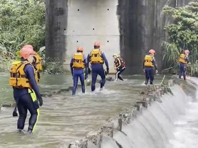 救援人員連日搜索在虎豹潭山洪事故中失蹤的學童。網圖