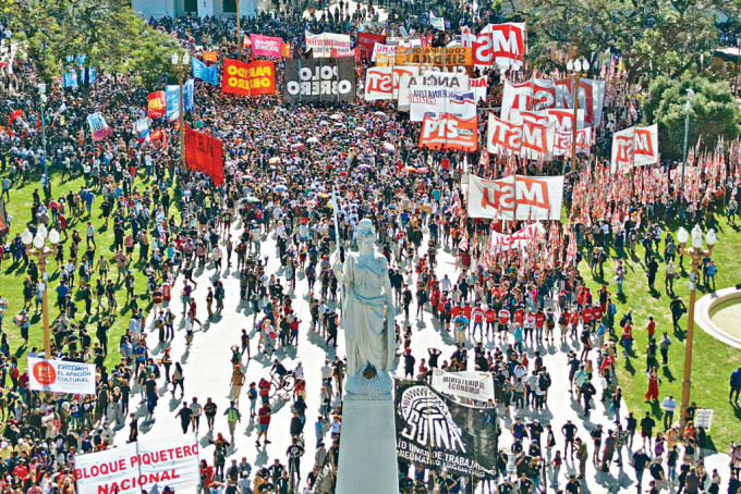 大批示威者周三在布宜诺斯艾利斯市中心的五月广场游行，抗议总统米莱的紧缩经济政策。