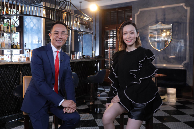 杨思琦接受梁梓禧主持的香港开电视《是敢的》访问。