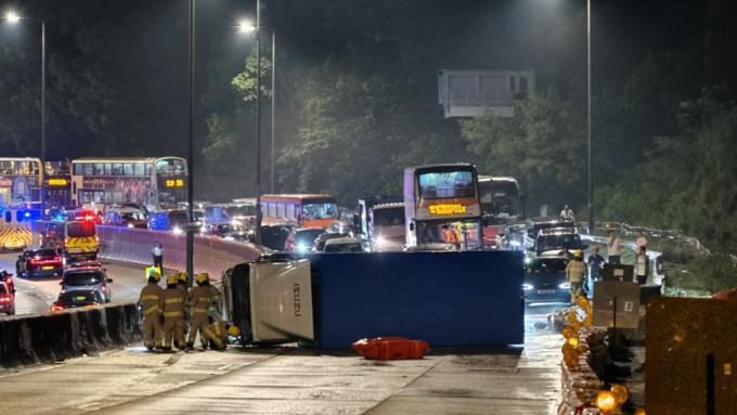 龍翔道貨車落斜翻側 往觀塘一度全封釀大塞車 運輸署籲改搭港鐵