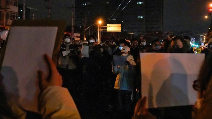 内地近日多处有民众走上街头举出白纸抗争。资料图片