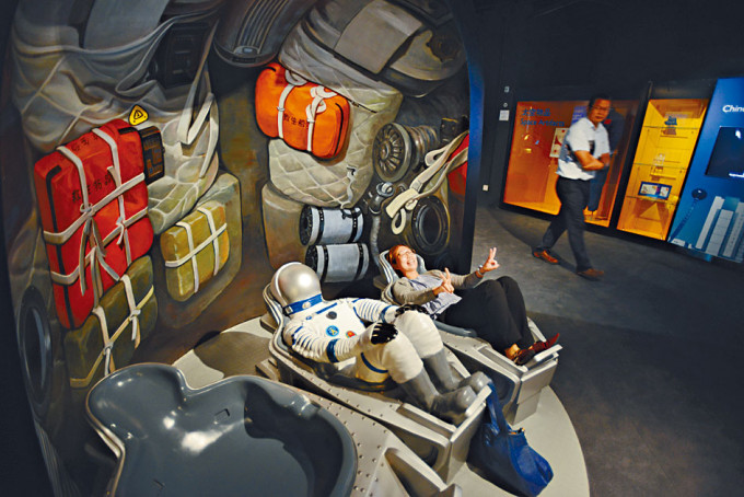 當局公布下學年的教師培訓課程規劃，以往參觀太空館展覽廳的增益活動，將加入國安教育內容。　資料圖片