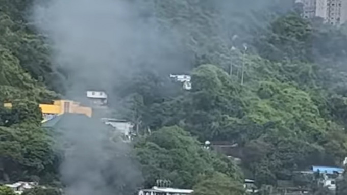 沙田上禾輋村一间村屋突然起火。香港突发事故报料区FB影片截图