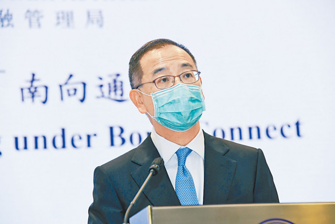 金管局总裁余伟文表示，拟于港股加入人民币计价交易。