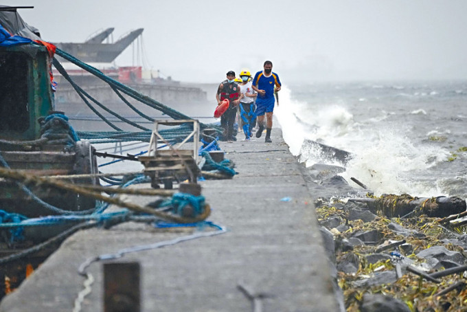 颱風吹襲，馬尼拉湯都區岸邊捲起巨浪。　