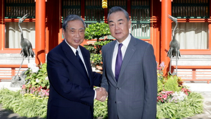 王毅在北京会见了河野洋平。外交部