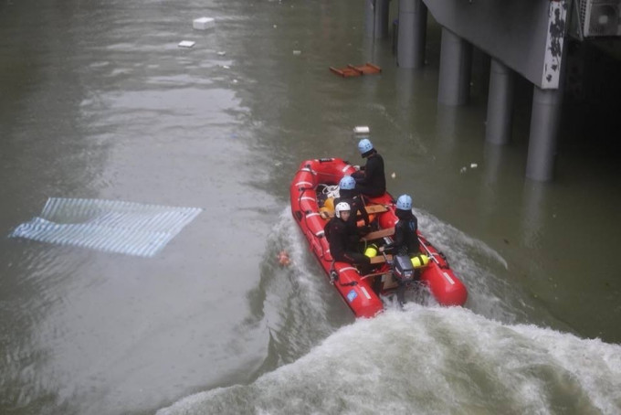 澳門海關出動電動橡皮艇救援。澳門特區政府新聞局