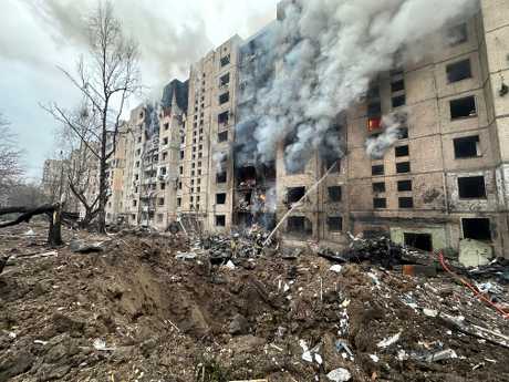 烏克蘭基輔市周二遭遇俄導彈襲擊，市內一些住宅樓宇遭到嚴重破壞。路透社