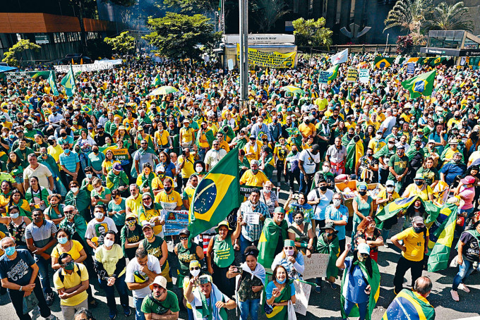 ■民眾上周六在巴西聖保羅市上街聲援總統博索納羅。