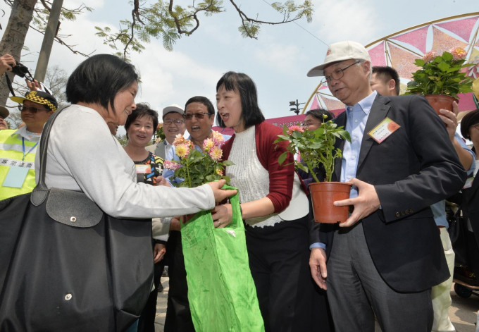 康文署署长李美嫦（中）亲自派花。