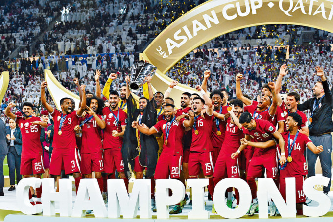 卡塔尔成功卫冕亚洲杯，球员赛后欢喜若狂。